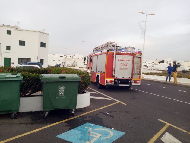 Los bomberos trasladados a San Bartolomé para extinguir el fuego en un contenedor.