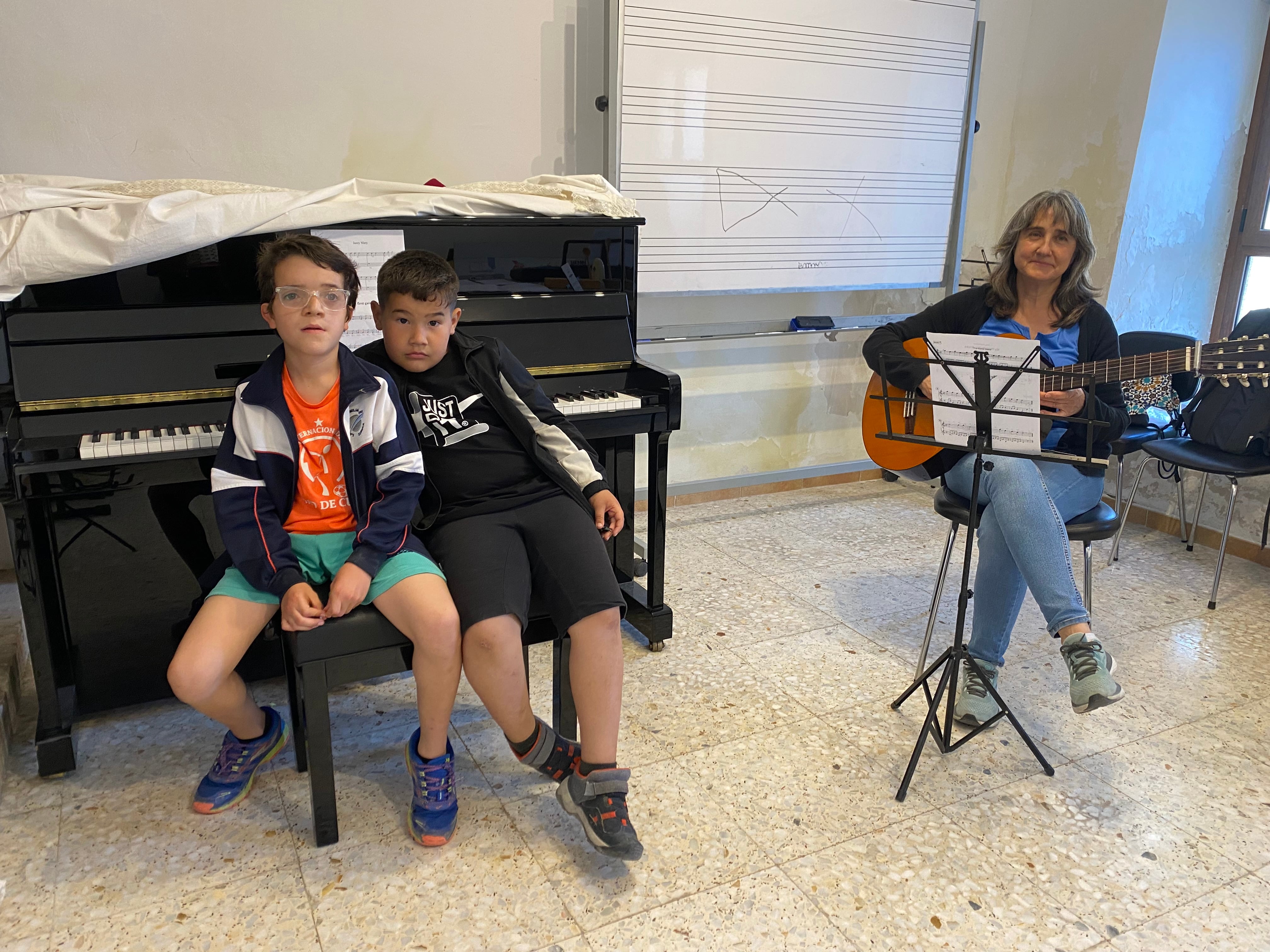 Alumnos en clase de música con la profesora Pilar Gómez.