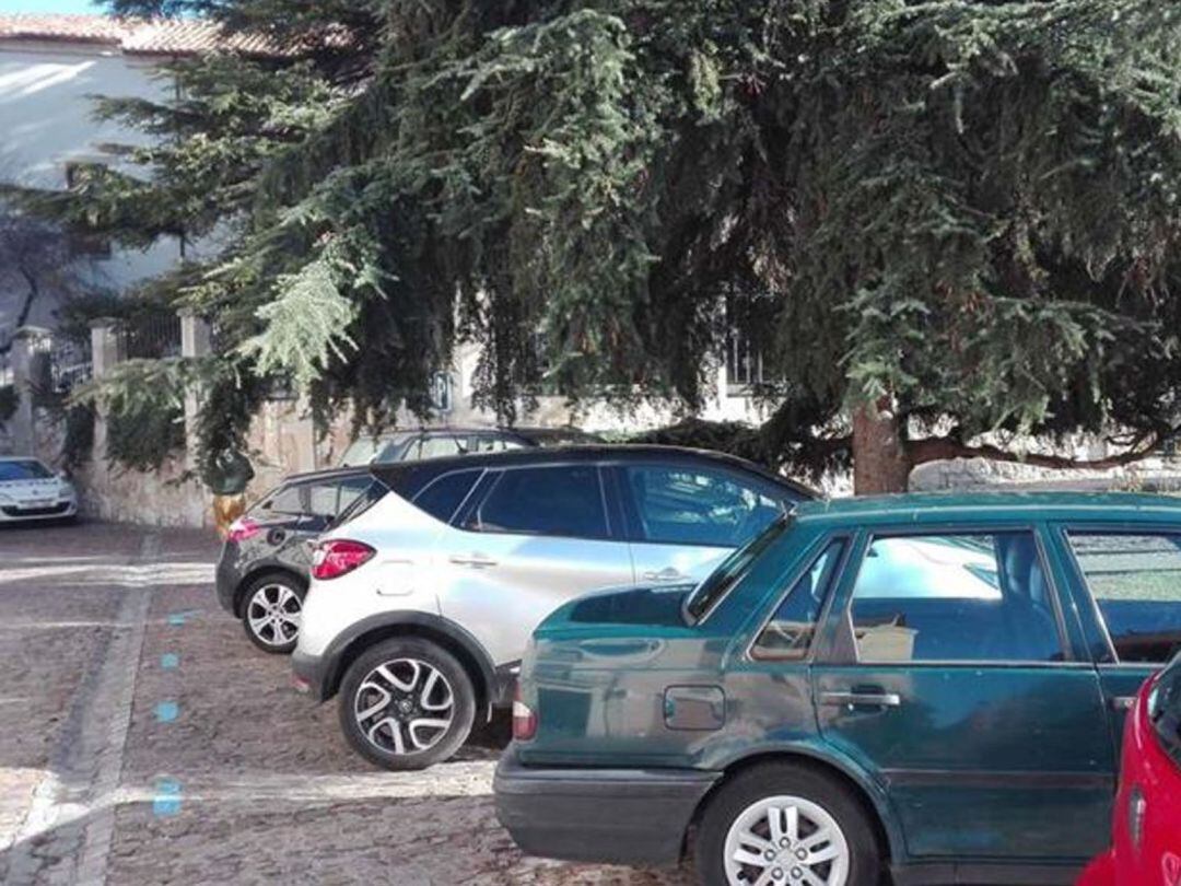 Coches aparcados en la zona azúl de la calle de las Damas