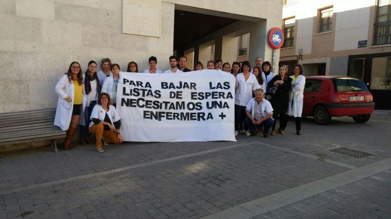 Profesionales sanitarios en una concentración en mayo de 2017 donde ya reclamaban una enfermera más para el centro de Salud de Cuéllar 