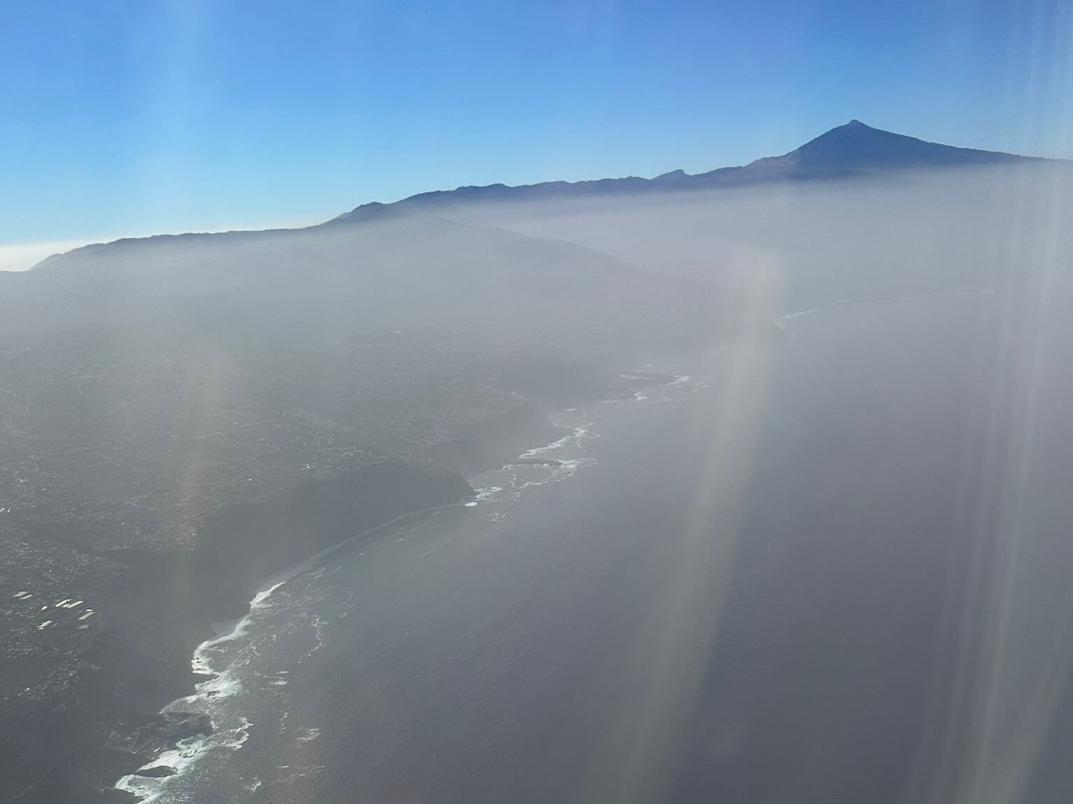 La calima en Tenerife vista desde el aire (Helena Sampedro)