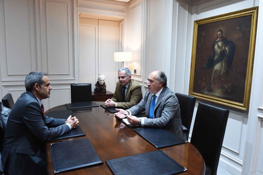 El subdelegado del Gobierno en Cádiz, José Pacheco, frente al alcalde de Algeciras, José Ignacio Landaluce acompañado del concejal de seguridad, Jacinto Muñoz