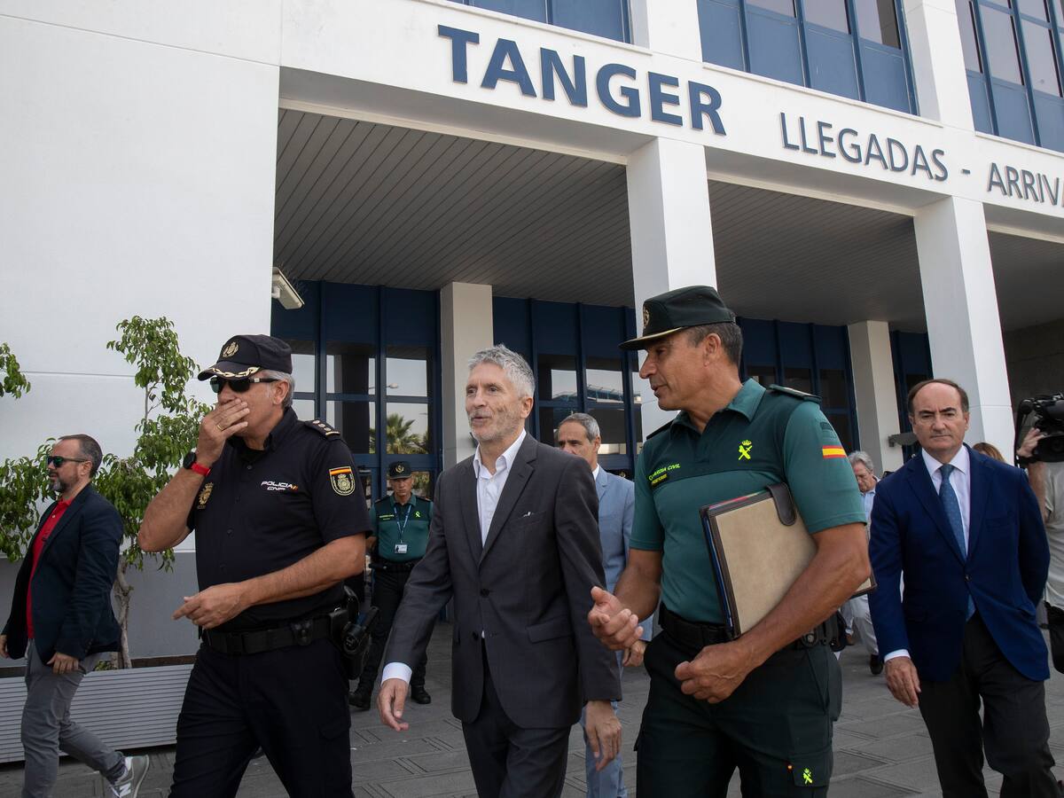 Grande-Marlaska visita el dispositivo de la OPE en Algeciras