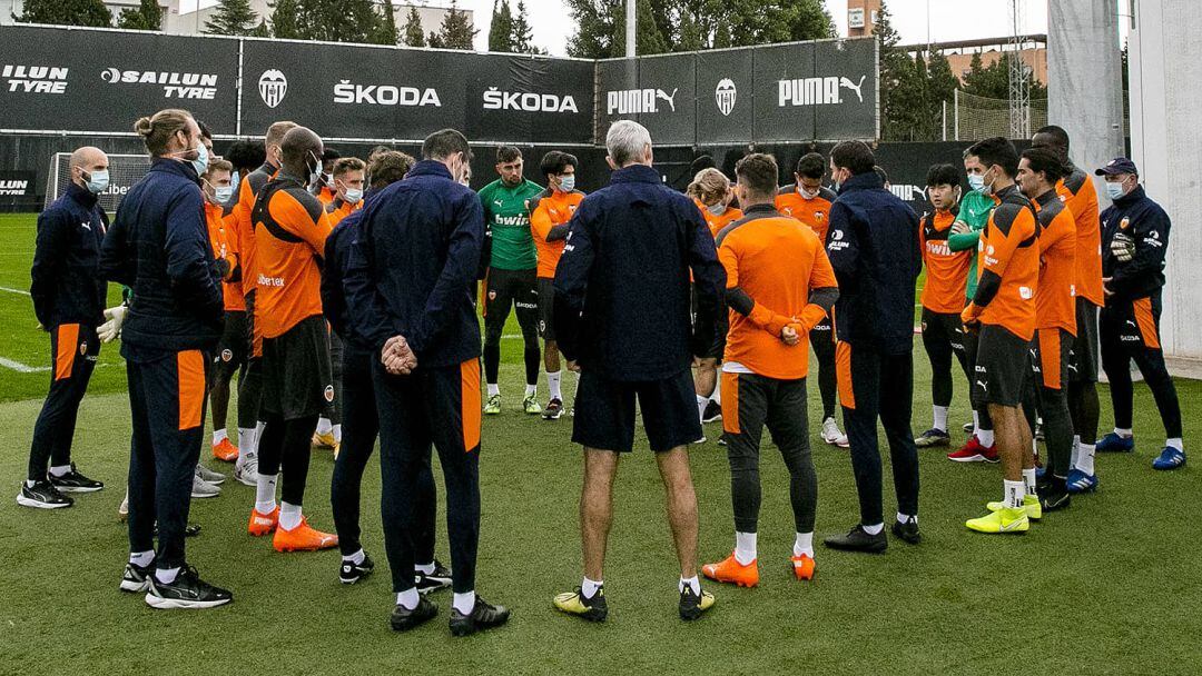 Plantilla del Valencia, antes de entrenar.