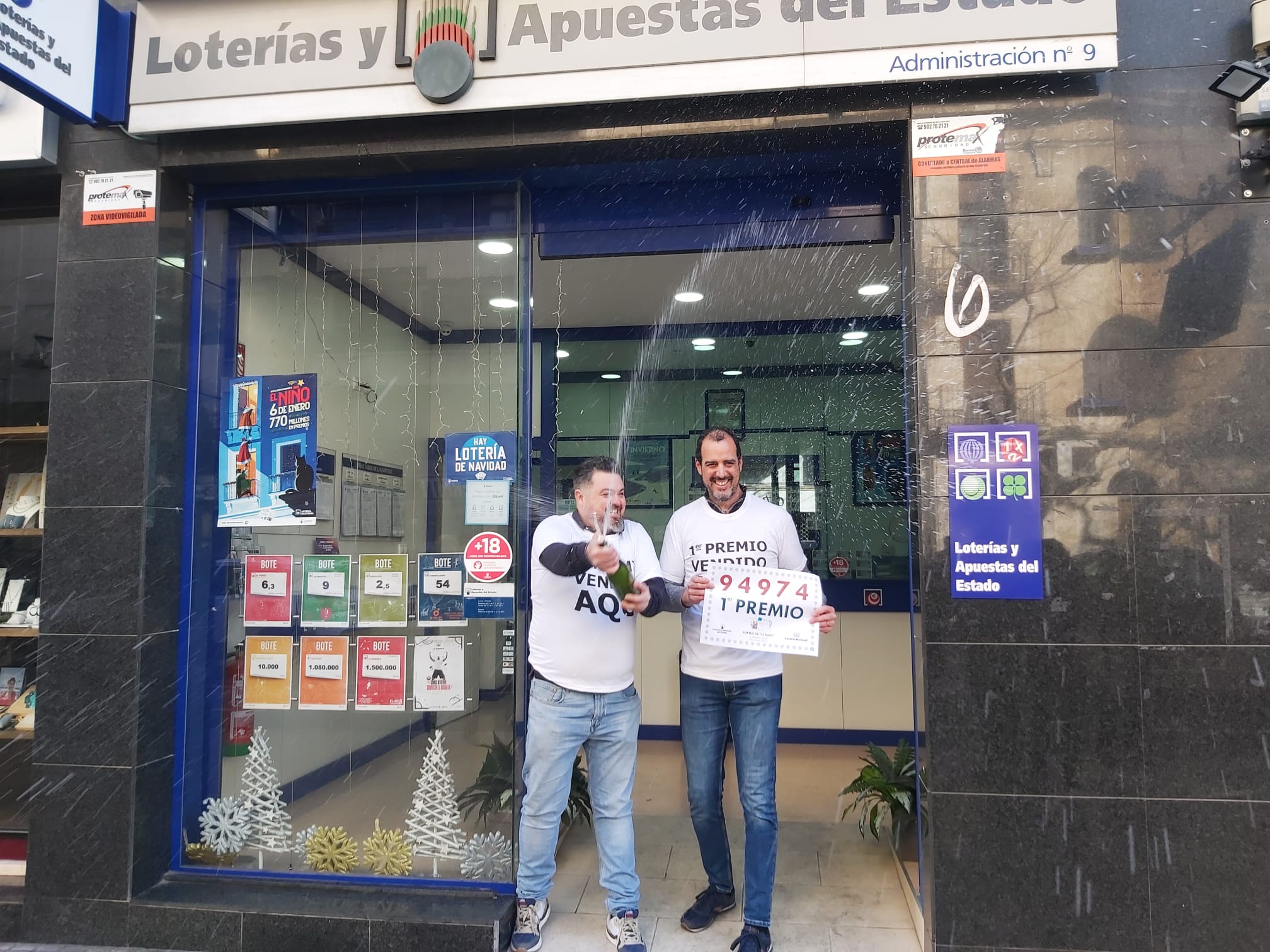 Francisco Zapata y Jordi Sempere, de la administración La Nou de Alcoy, celebrando que han repartido 2 millones de euros con el primer premio del sorteo del Niño.