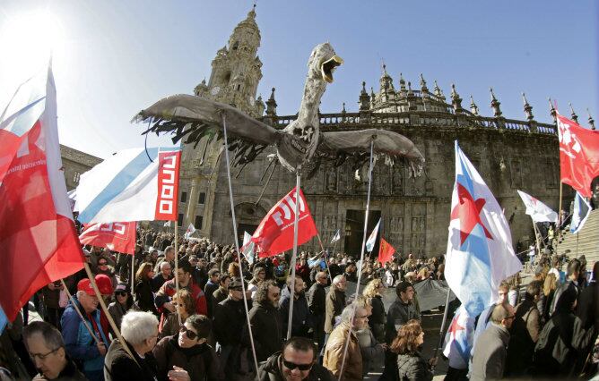 Más de un millar de personas participaron en la manifestación para expresar el rechazo a la sentencia del Prestige, esta mañana en la plaza de A Quintana, en Santiago de Compostela