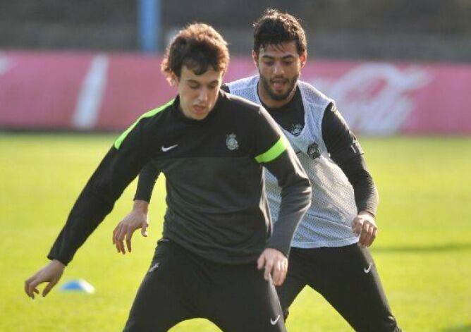 Ruben Pardo disputa un balón en la sesión de hoy en Zubieta con mucho público.