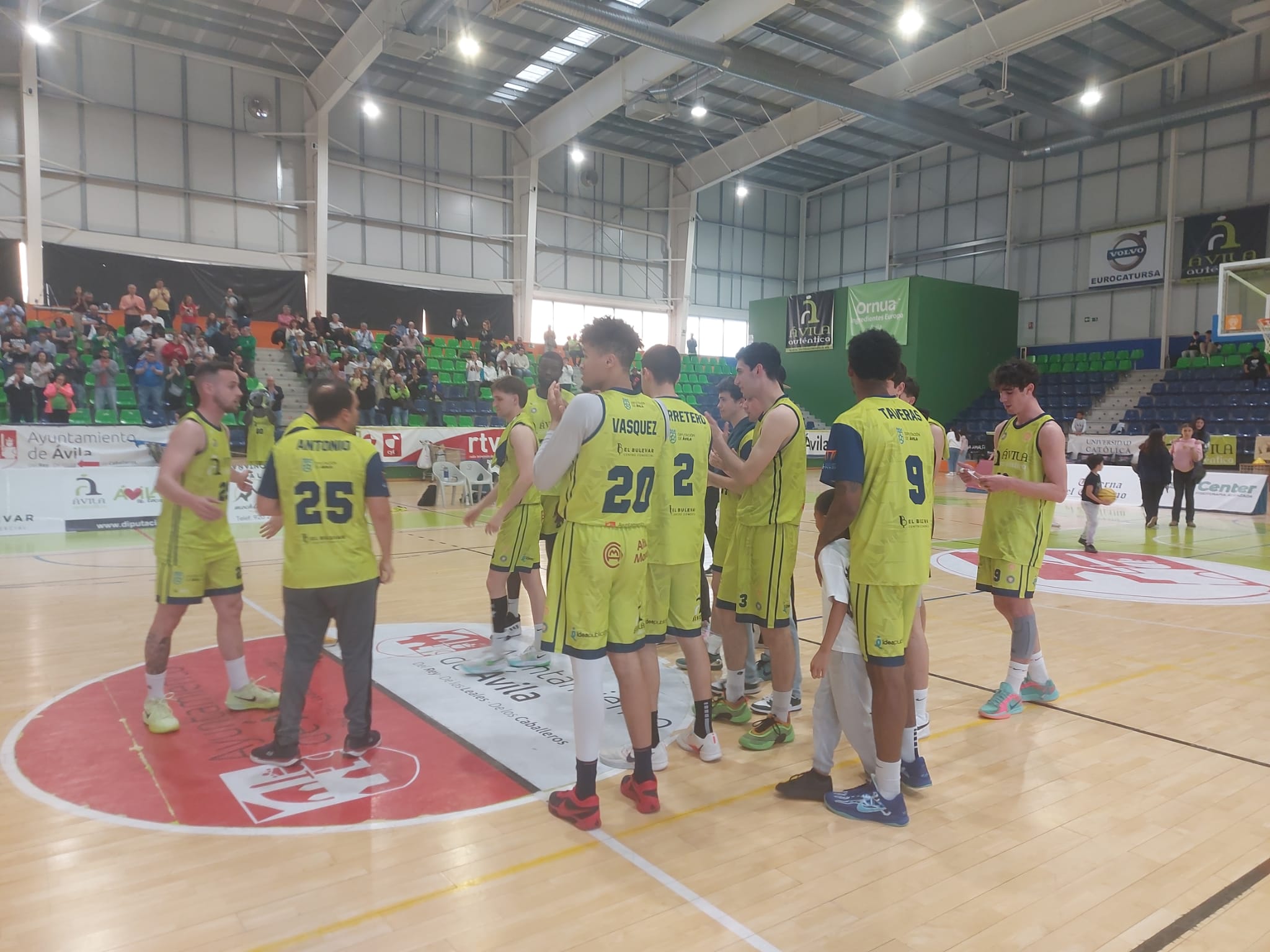 El Óbila se despidió de los aficionados con una nueva victoria