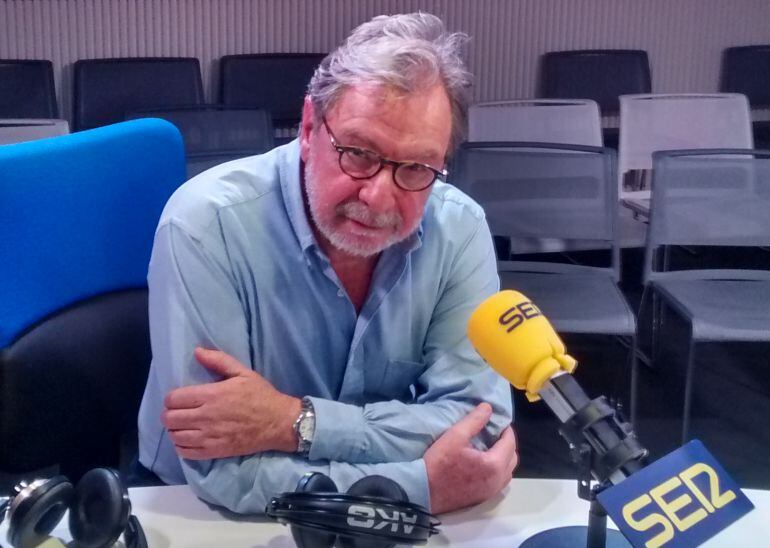 Juan Luis Cebrián, durante su entrevista en el programa &#039;A Vivir&#039;