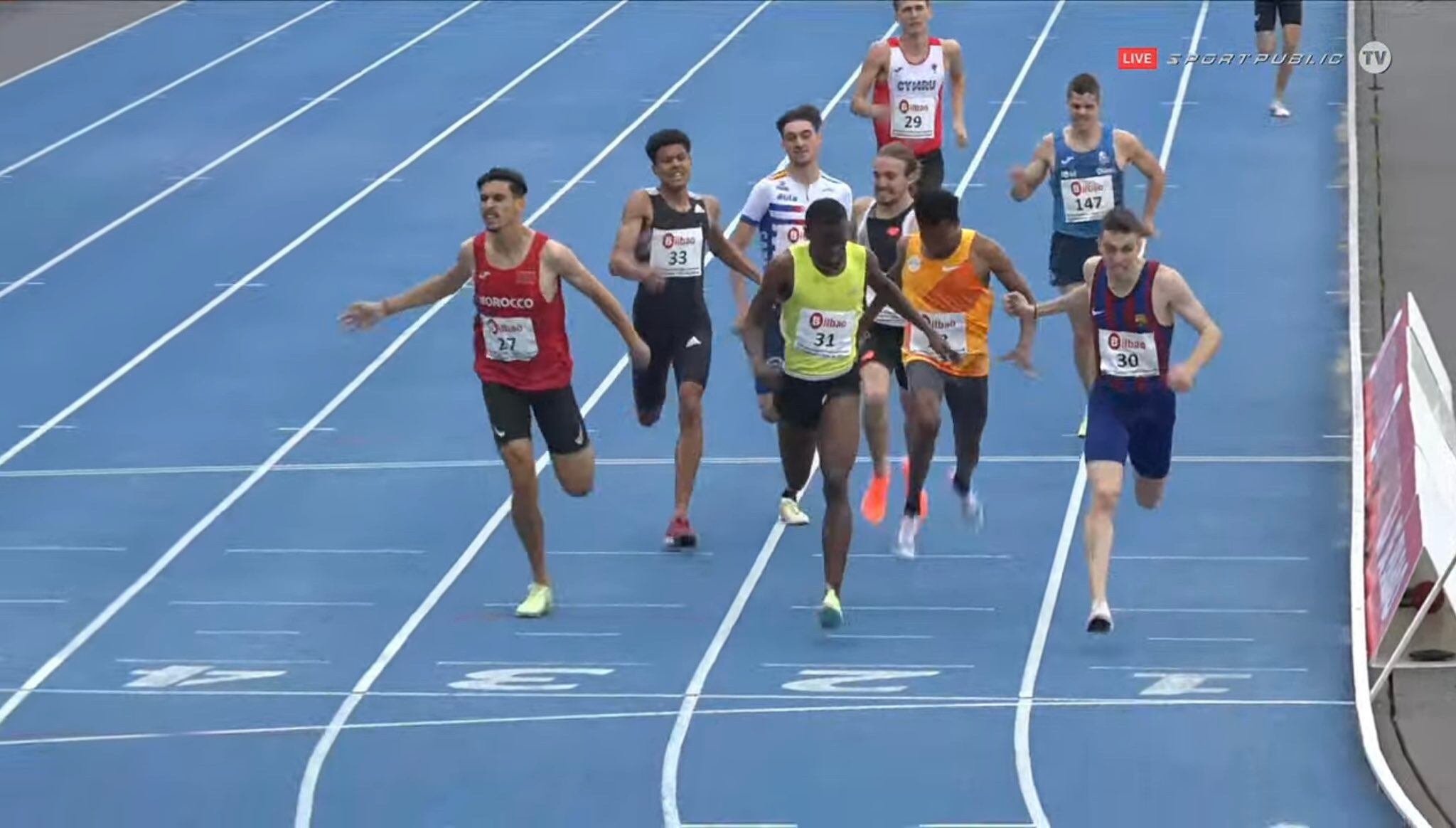 Pol Moya entrant en primera posició a la prova de 800m del míting de Bilbao, celebrat ahir, en la qual també va batre el rècord nacional.