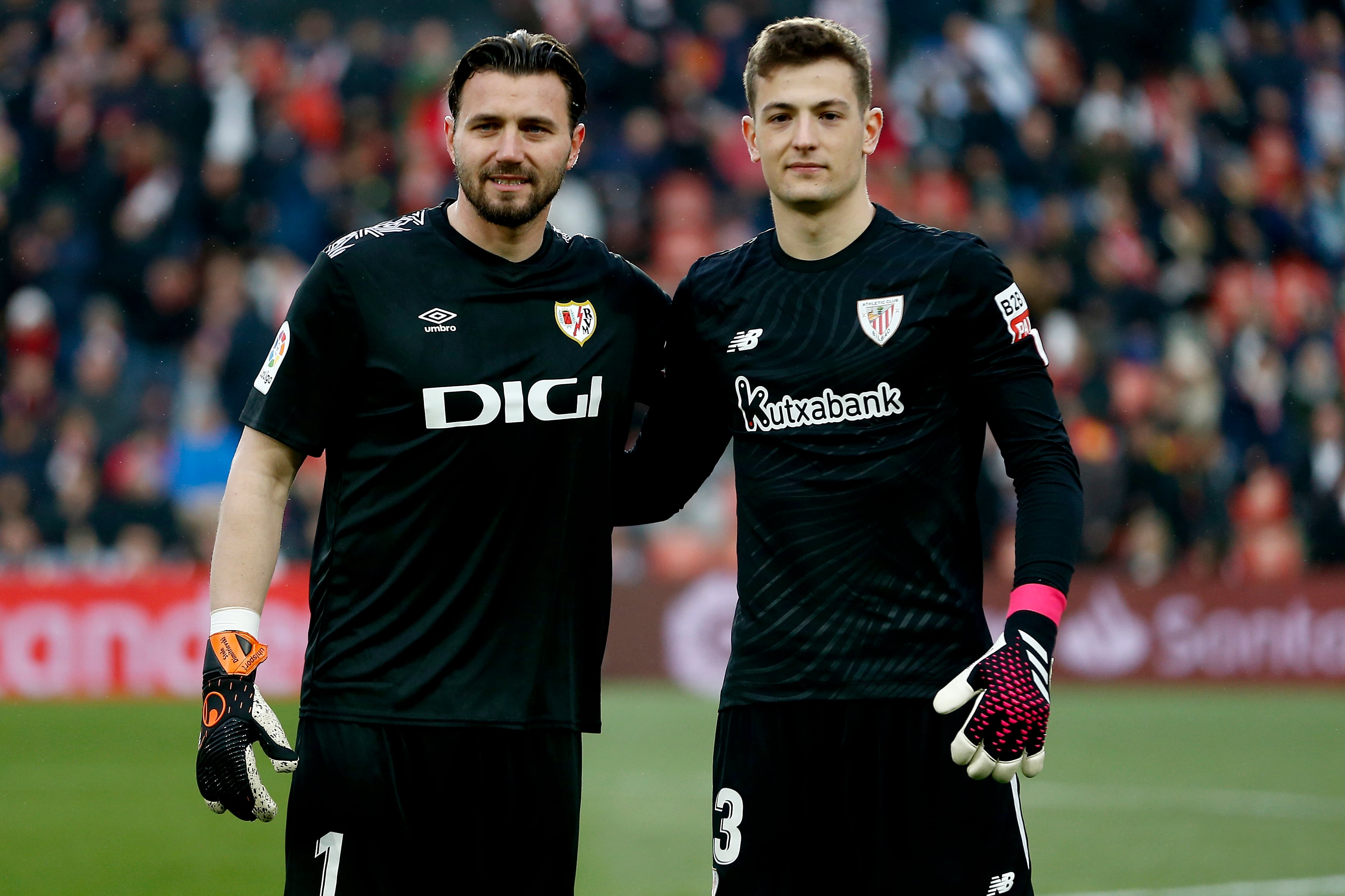 Dimitrievski y Julen Agirrezabala posan con la camiseta negra en el homenaje a Iribar antes de comenzar el partido entre Rayo Vallecano y Athletic