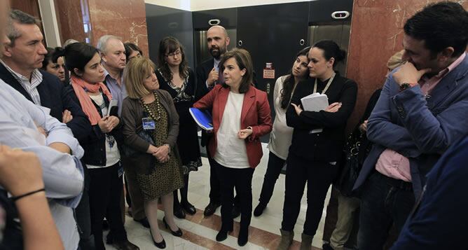 La vicepresidenta del Gobierno, Soraya Sáenz de Santamaría, conversa con los periodistas en los pasillos del Congreso de los Diputados