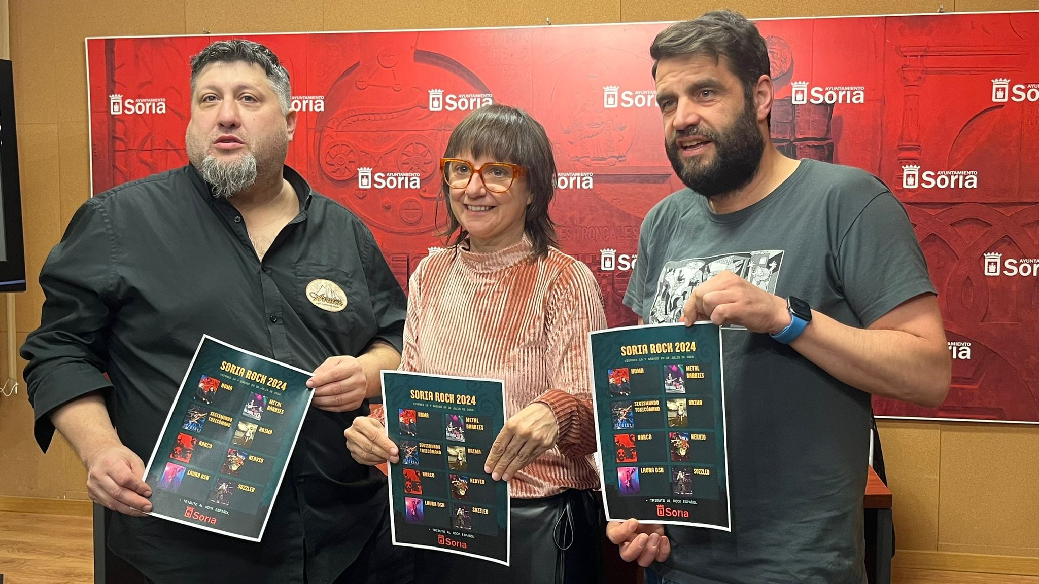 Richard Martínez (i) y Sergio Izquierdo (d), junto a la concejala de Cultura, Gloria Gonzalo.