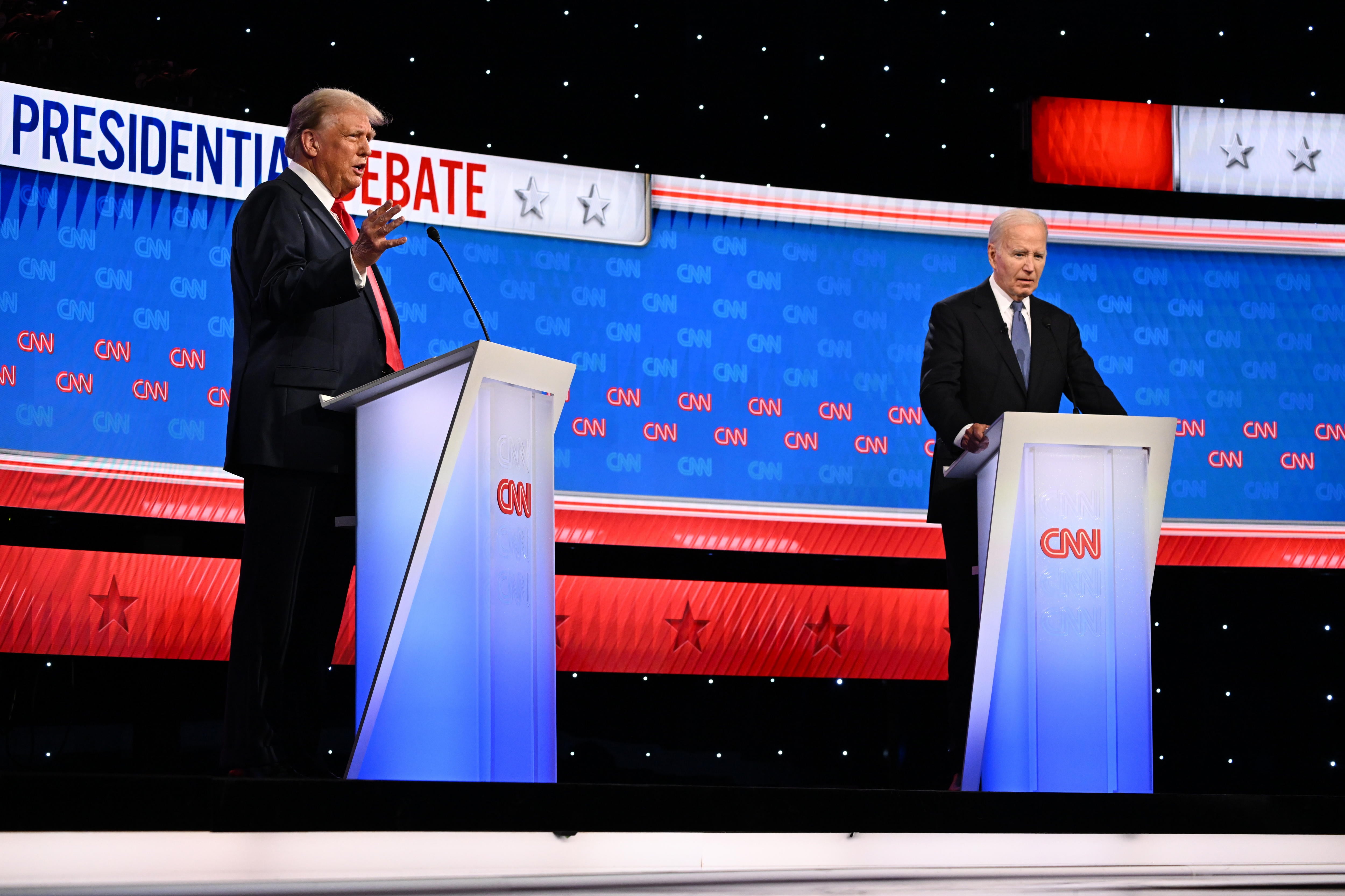 El presidente estadounidense Joe Biden y el expresidente estadounidense Donald J. Trump en el debate sobre las elecciones presidenciales