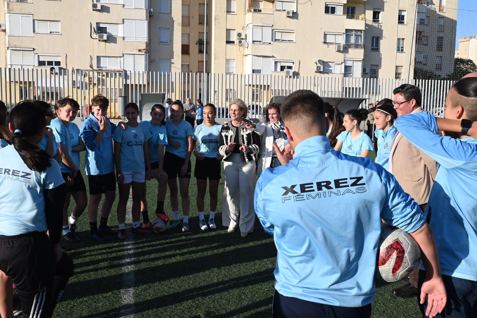 La alcaldesa asiste al entrenamiento del Xerez Féminas