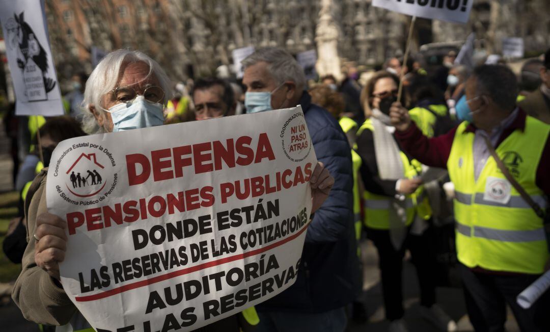 Colectivos de pensionistas se manifiestan para exigir el sistema público de las pensiones.