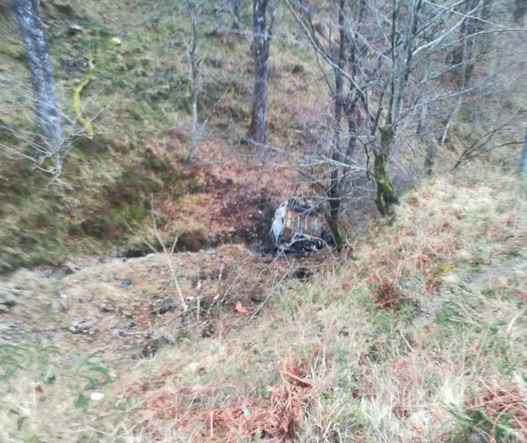 Imagen del vehículo calcinado localizado por la Guardia Civil.