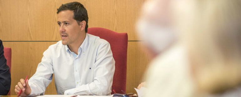 El alcalde de Seseña, Carlos Velázquez, durante la reunión que ha mantenido con asociaciones de vecinos