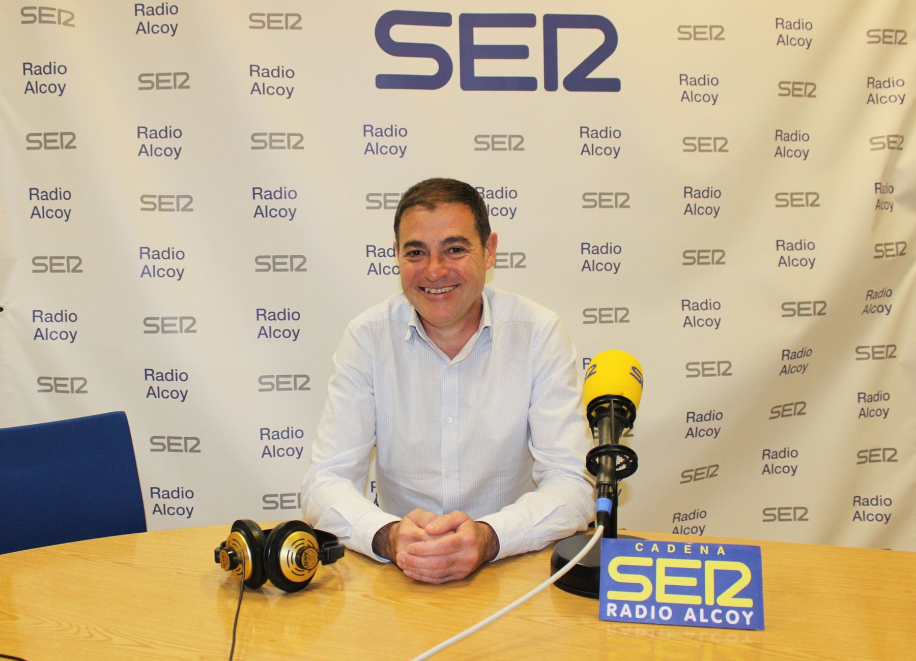 Paco García Carrillo, candidato a presidente de la Asociación de San Jorge en el estudio central de Radio Alcoy