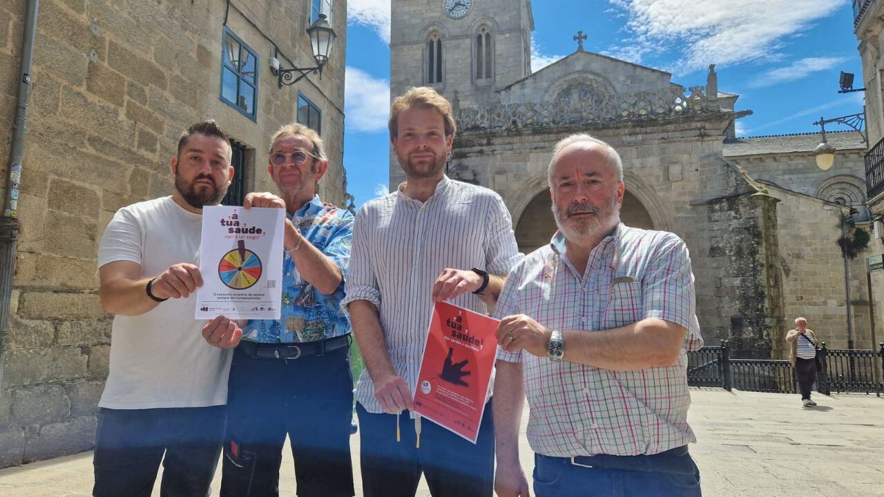 En el centro, Cheché Real, presidente de los hosteleros, y Jorge Bustos, concejal de Xuventude,  durante la presentación de la campaña &quot;A túa saúde&quot;