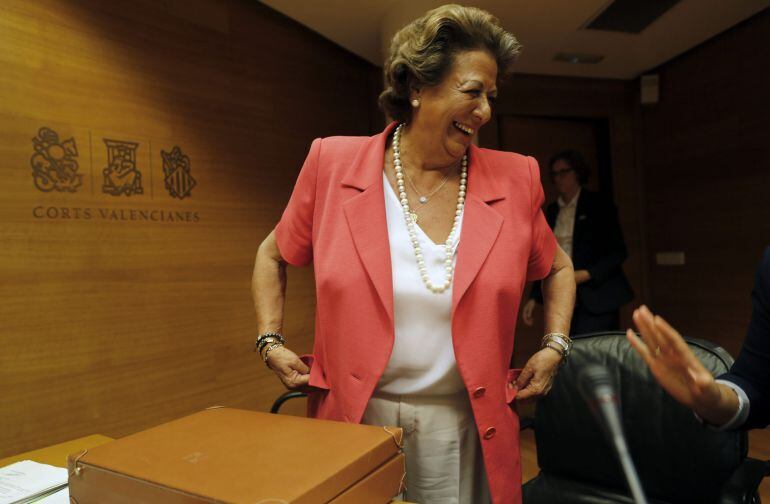 GRA127. VALENCIA, 16/07/2015.- La candidata a senadora territorial del PP, Rita Barberá, al inicio de su intervención en la comisión de Les Corts Valencianes en la que se ha sometido a las preguntas de los grupos parlamentarios. EFE/ Juan Carlos Cárdenas