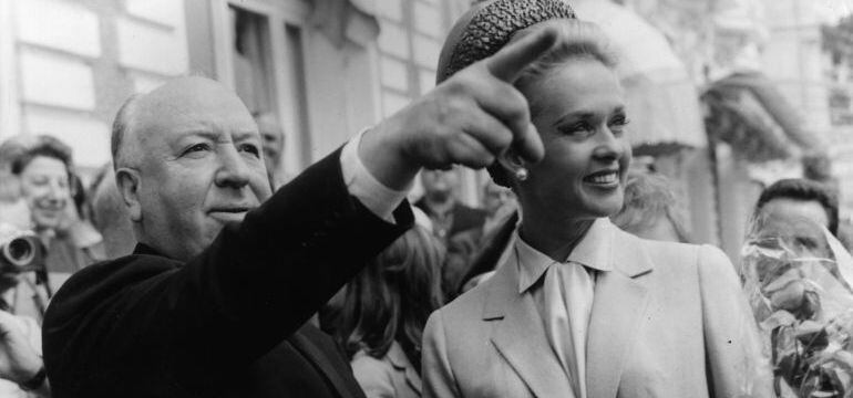 Alfred Hitchcock junto a Tippi Hedren tras la premiere de su thriller &quot;The Birds&quot;.