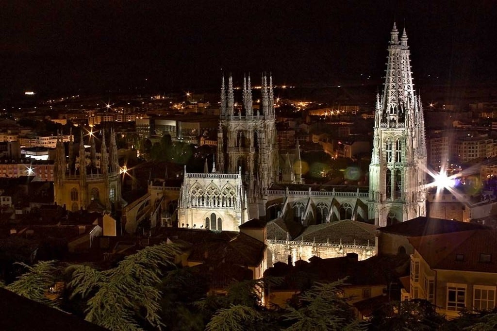 La Catedral de Burgos iluminada. / Foto: catedraldeburgos.info