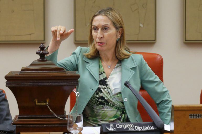 La presidenta del Congreso, Ana Pastor, durante la constitución de la Comisión de Economía en la Cámara Baja. 