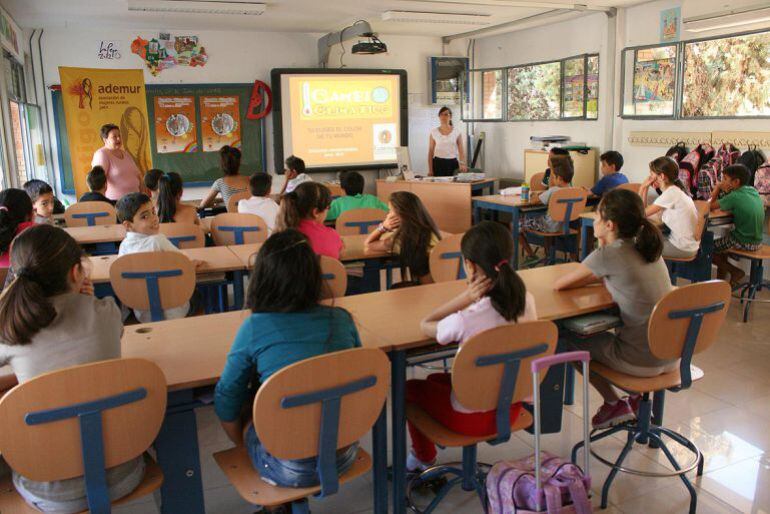 Alumnos asistiendo a una clase de primaria