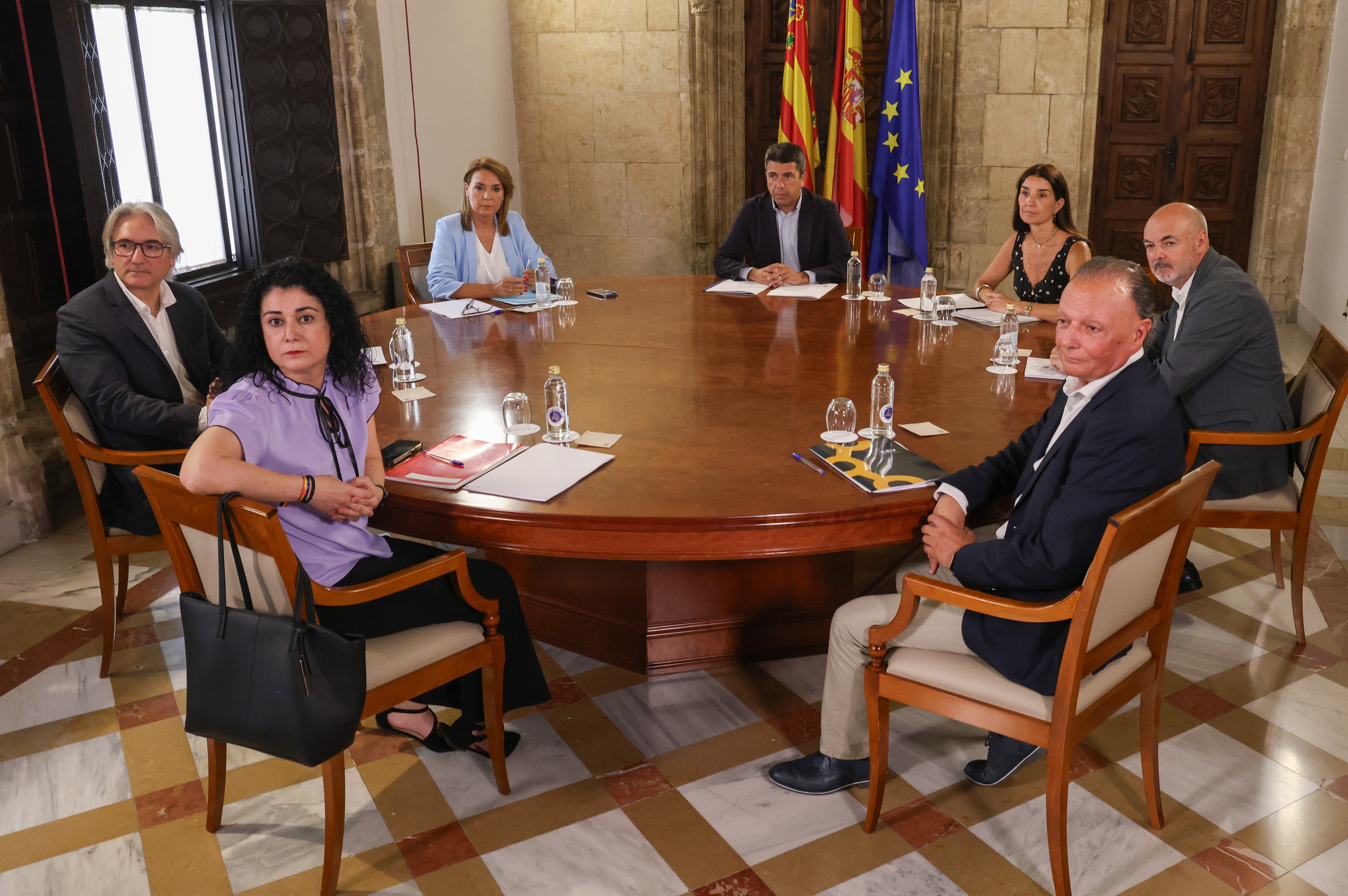 El president Carlos Mazón se ha reunido este miércoles con los secretarios generales de CCOO y UGT en el País Valencià, Ana García-Alcolea y Tino Calero, y con el presidente de la patronal autonómica CEV, Salvador Navarro, junto a la vicepresidenta Susana Camarero y a la consellera Ruth Merino.