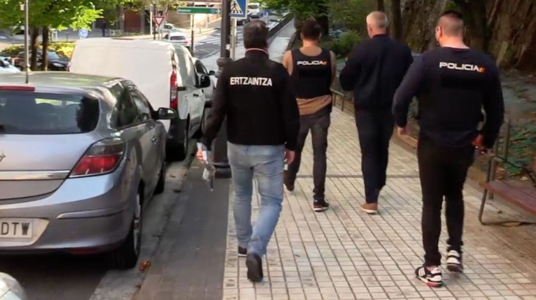 Momento en el que agentes de la Ertzaintza y la Policía Nacional detienen a una de las personas implicadas.