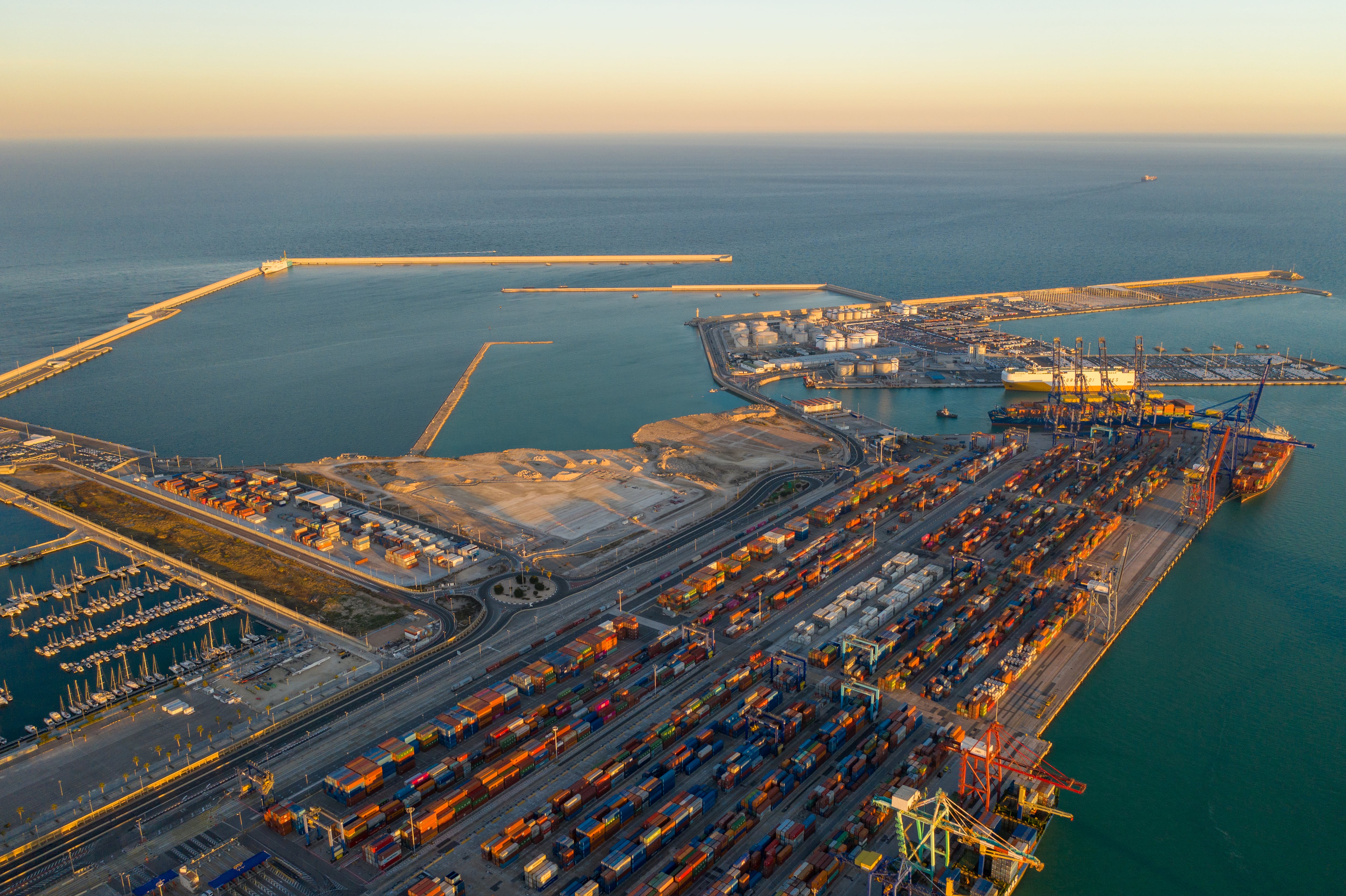 Vista aérea de la terminal de contenedores del puerto de València, con el dique de abrigo de la ampliación norte al fondo de la imagen.