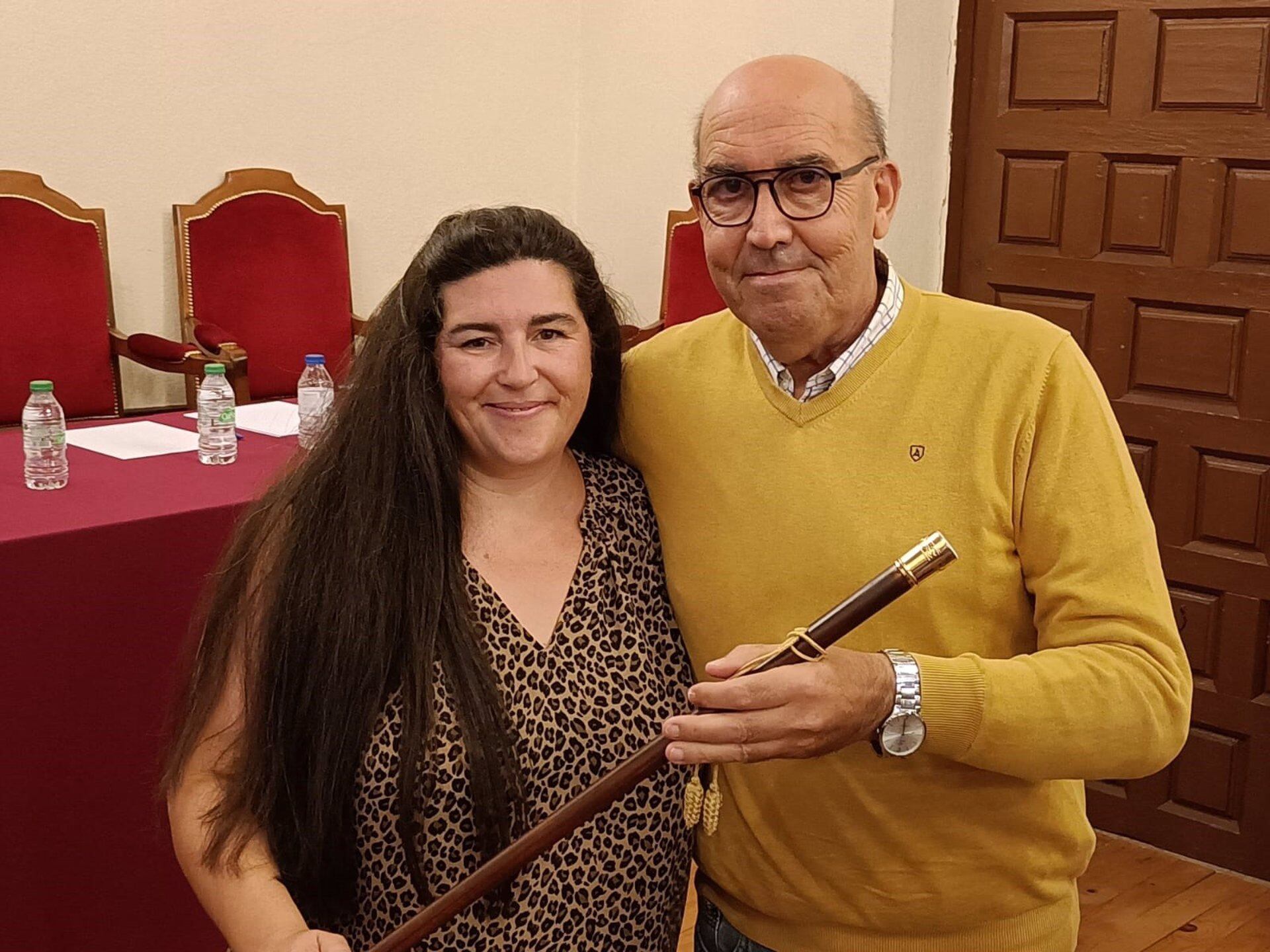 El exalcalde de La Seca, Gregorio Bayón, entrega el bastón de mando a su sucesora, Clara Eufemia Rivera.
