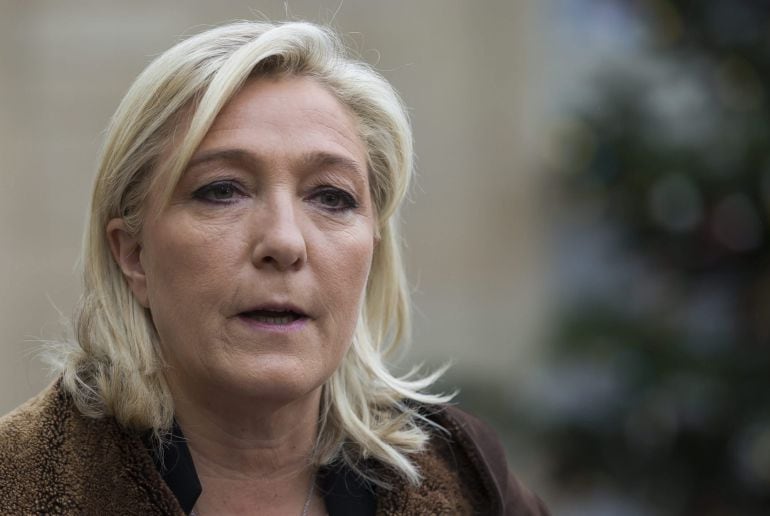 La líder der partido francés Frente Nacional (FN), Marine Le Pen, se dirije a los medios a su salida del Palacio del Elíseo tras reunirse con el presidente francés François Hollande en París (Francia) en una foto de archivo.