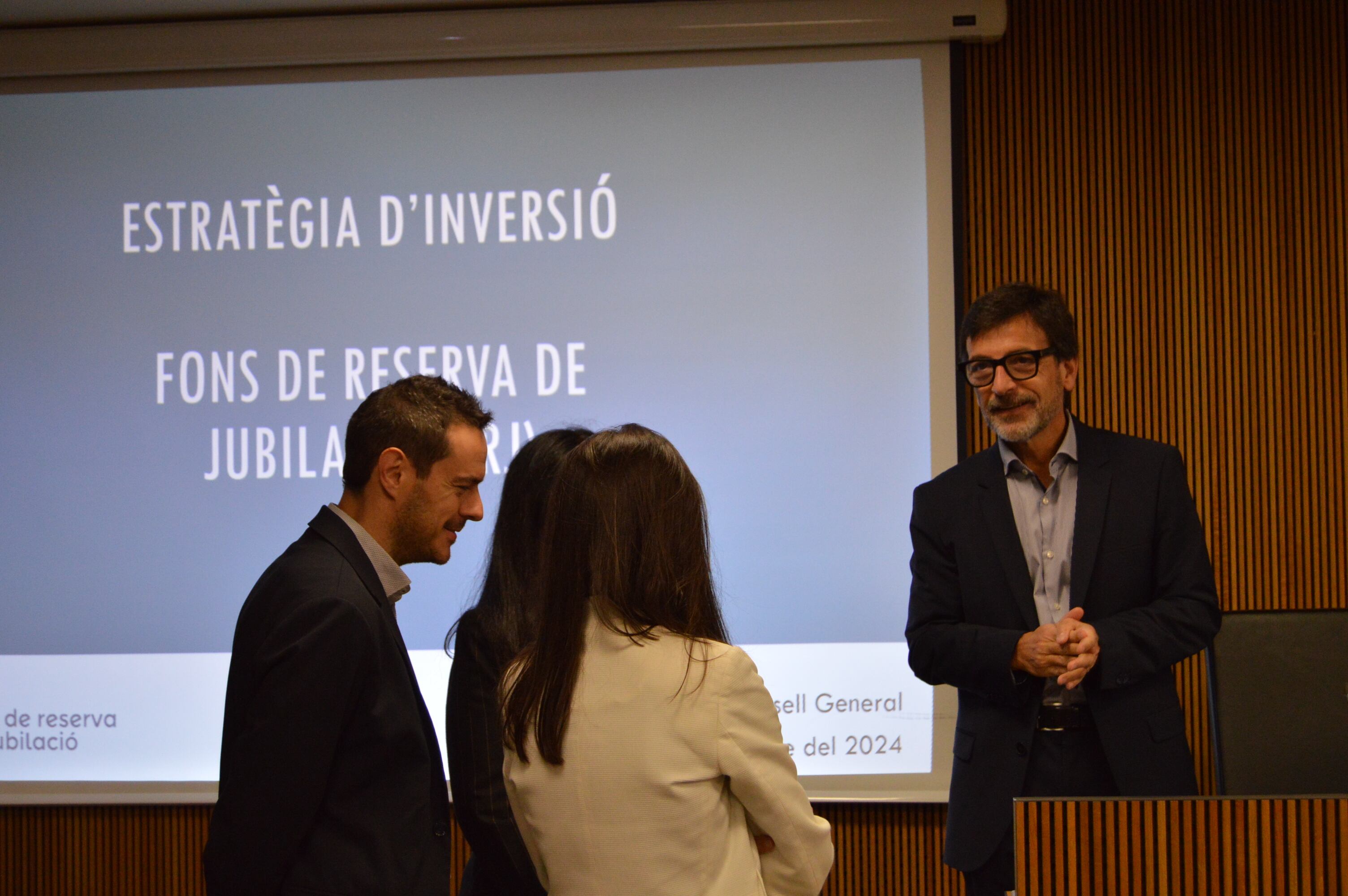 El president de la comissió gestora del fons de reserva de jubilació (FR), Jordi Cinca; el president de la CASS, Marc Galabert; la directora del fons, Eulàlia Orobitg i l&#039;assessora externa Maria Cosan, moments abans de la compareixença al Consell General.