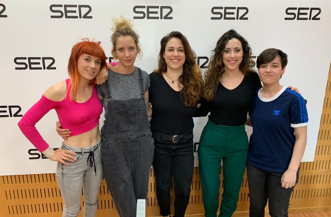 De izquierda a derecha: Alexandra Cánovas y Martaé Martínez, diseñadoras y responsables de Las Culpass; Yanira, teclista de Wonder; Ana Bernal, CEO de Inoxpaser, y Ana. Cantero, estudiante de 4º de periodismo y rapera