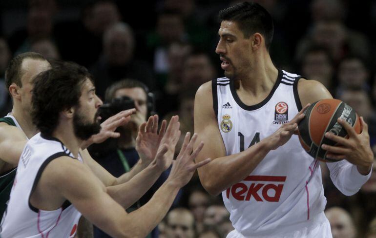 Llull le pide la pelota a Ayón en un partido de Euroliga