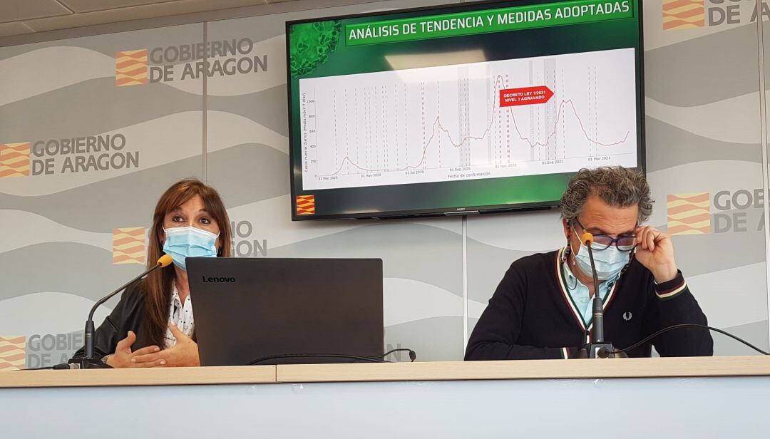 La consejera de Sanidad del Gobierno de Aragón, Sira Repollés, y el director general de Salud Pública, Francisco Javier Falo, en rueda de prensa. 