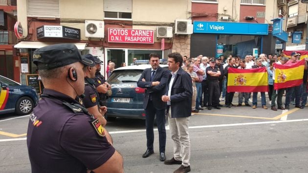 El presidente de la Diputación, Carlos Mazón, y el alcalde, Luis Barcala, dialogan con varios agentes frente a la Comisaría Provincial