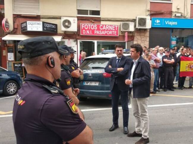 El presidente de la Diputación, Carlos Mazón, y el alcalde, Luis Barcala, dialogan con varios agentes frente a la Comisaría Provincial