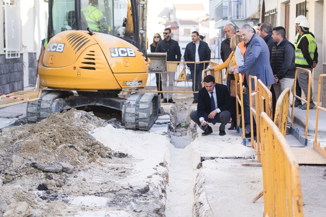 El presidente de Diputación en una imagen de archivo en una visita a obras en la provincia.