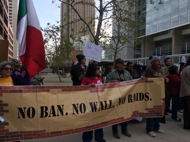 Protesta en San Diego contra la visita de Trump a la frontera.