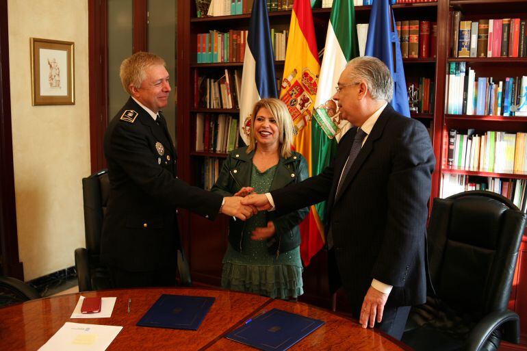 El contrato se rubricó este martes en el Ayuntamiento de Jerez