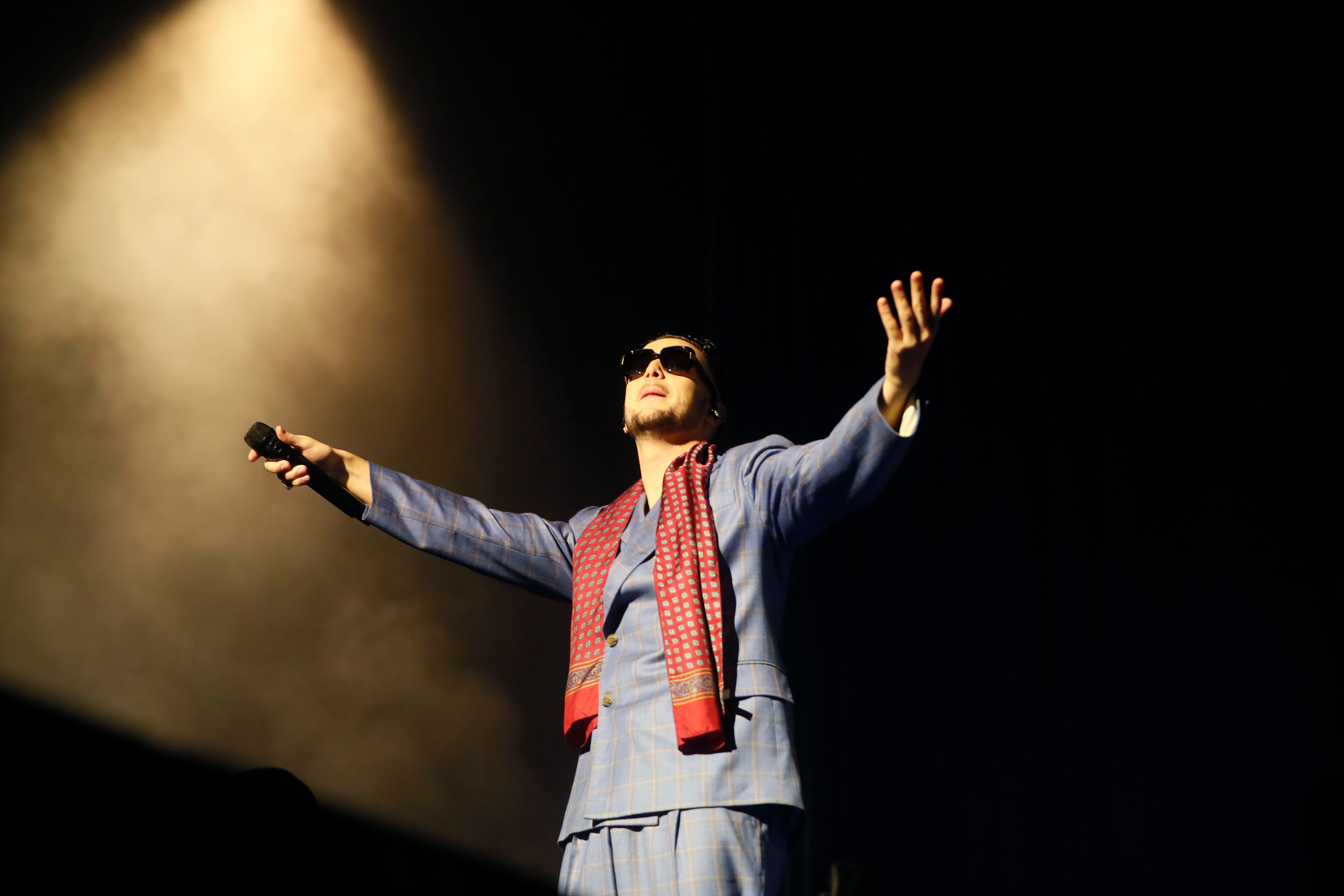 ZARAGOZA, 29/04/2022.- El cantante C. Tangana ofrece este viernes un concierto en el Pabellón Príncipe Felipe de Zaragoza, con motivo de su gira "Sin cantar ni afinar". EFE/ Javier Cebollada