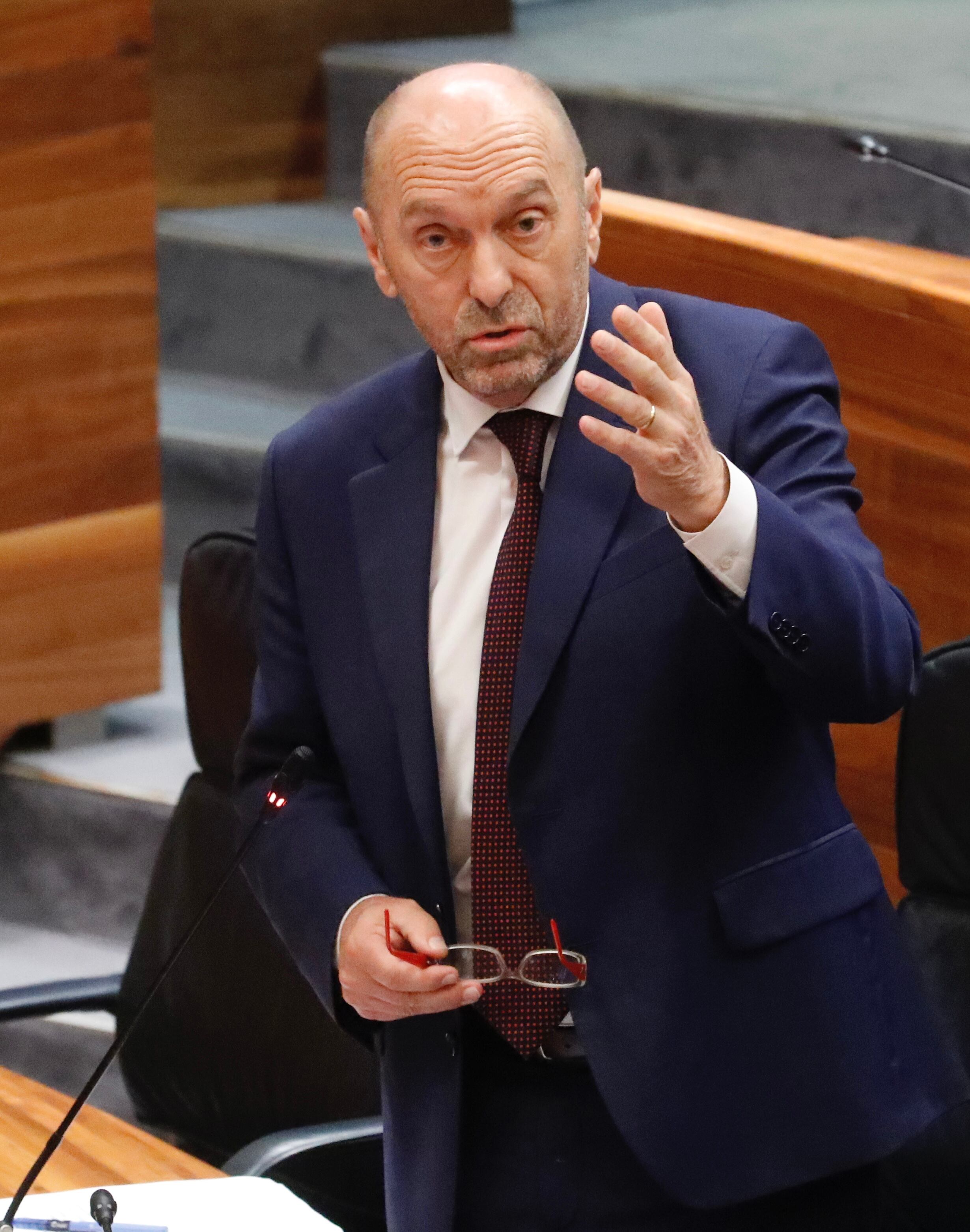 El vicepresidente del gobierno asturiano interviniendo en el Pleno de la Junta General