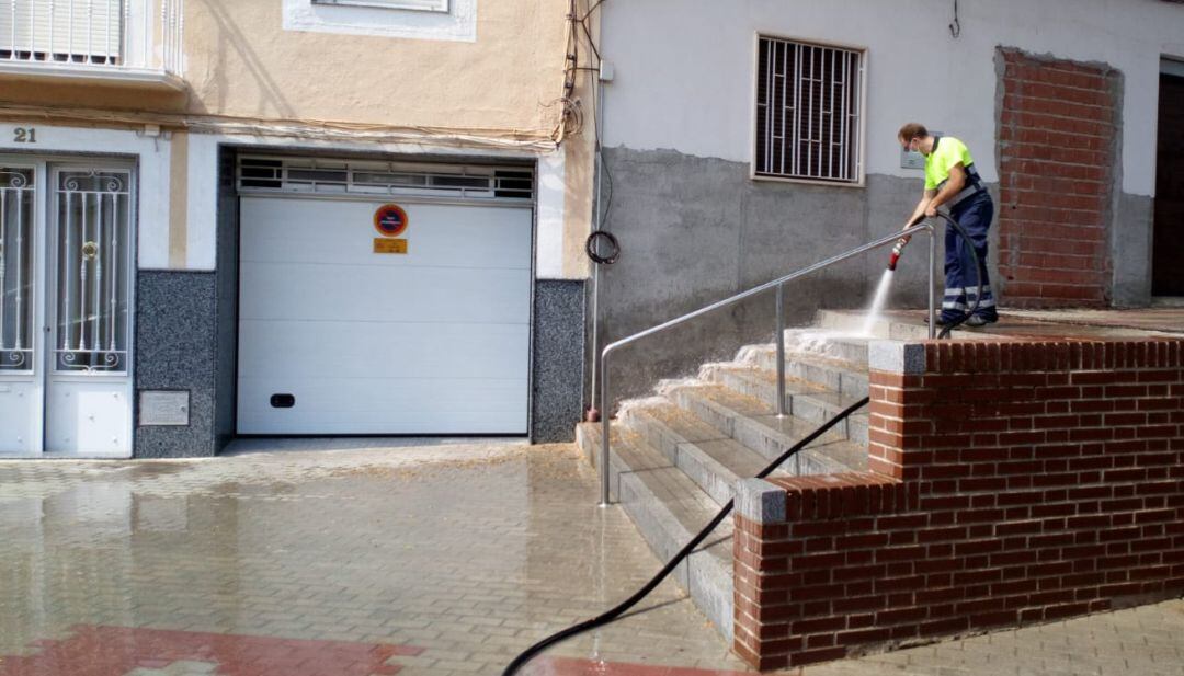 Un operario desinfecta las calles de Huelma.