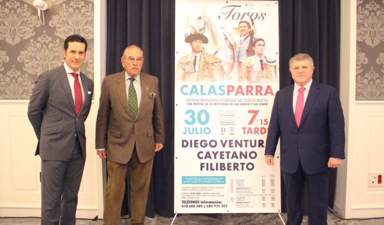 De izquierda a derecha, el empresario Pedro Pérez &#039;Chicote&#039;, el ganadero Eduardo Miura y José Vélez, alcalde de Calasparra