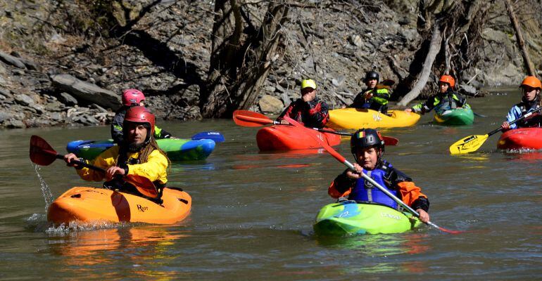 Un descens de caiacs pel riu Noguera Pallaresa, en el tram entre Llavorsí i Rialp, al Pallars Sobirà.