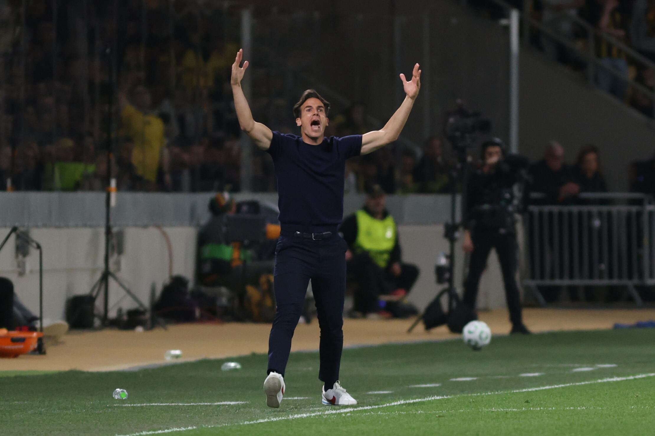 NEA PHILADELPHIA (Greece), 16/04/2026.- Rayo Vallecanos' coach Inigo Perez reacts during the UEFA Conference League quarter-finals, 2nd leg soccer match between AEK Athens and Rayo Vallecano in Nea Philadelphia, Attica, Greece, 16 April 2026. (Grecia, Atenas, Filadelfia) EFE/EPA/GEORGIA PANAGOPOULOU