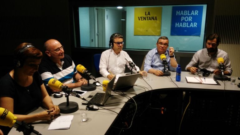 De izquierda a derecha: Cati Rodríguez, Luis Martínez, Javier Casal, Guillermo Hita y Guillermo Gross durante el programa